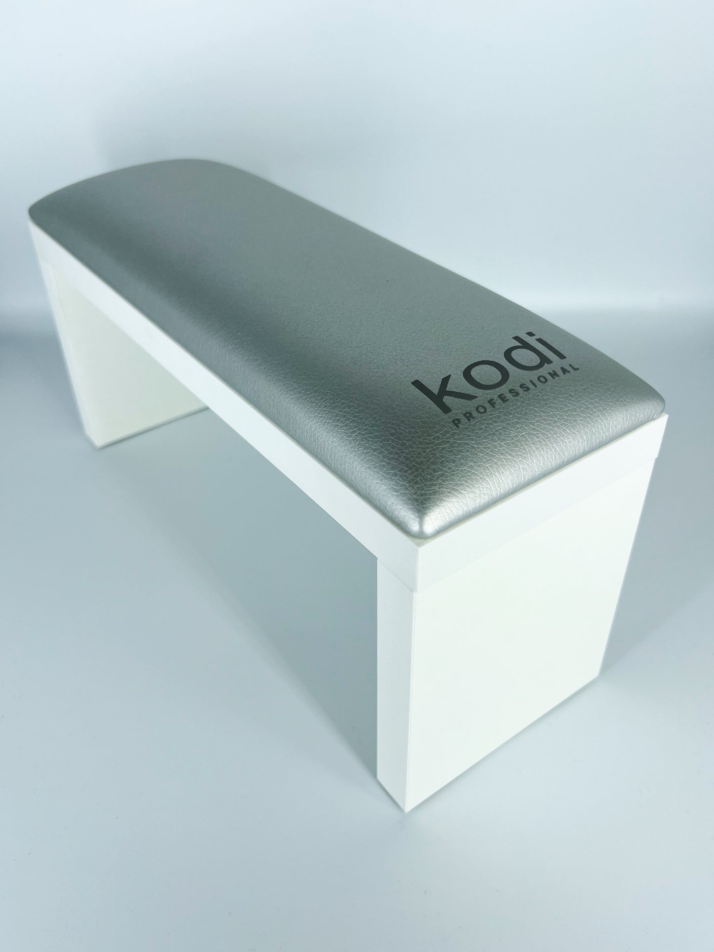 Подлокотник на белых ножках Silver Kodi Professional